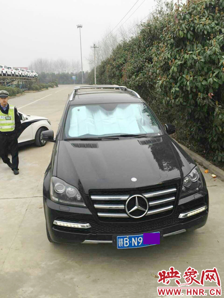 江西男子奔馳車中睡覺一氧化碳中毒，周口高速交警及時(shí)發(fā)現(xiàn)。