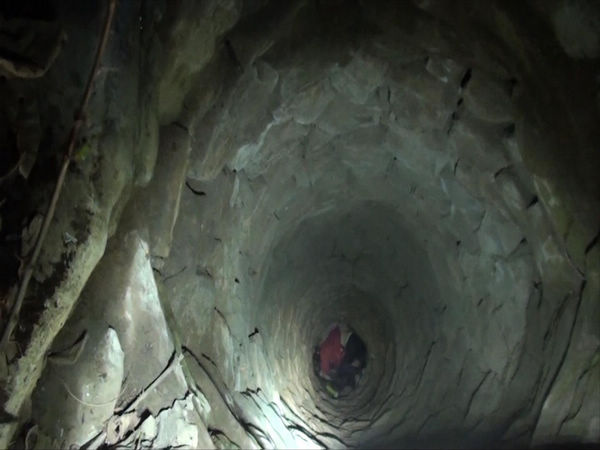 險(xiǎn)！女子凌晨墜入15米深井 命懸一線(xiàn)