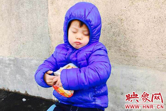 5歲娃冰天雪地睡著。