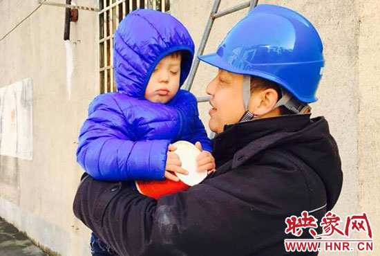 電工抱起孩子時(shí)，孩子還在睡。