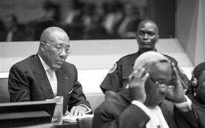 9月26日，荷蘭海牙，利比里亞前總統(tǒng)查爾斯·泰勒在法庭接受審判。