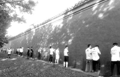 網(wǎng)友上傳的“北馬”選手集體“尿紅墻”圖片。