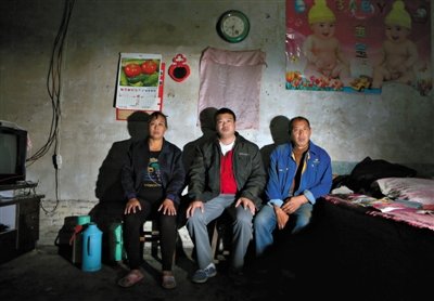 10月18日，自鋸病腿的鄭艷良所在的保定市清苑縣東臧村，有多家農(nóng)戶大病難醫(yī)，村民王新建（中）得了白血