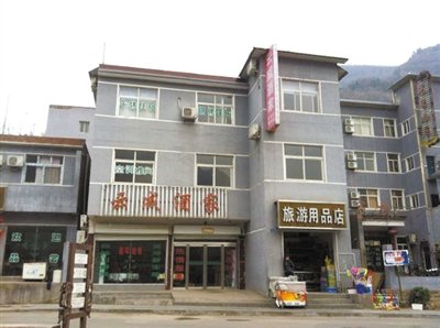 今年，胡萬(wàn)林涉嫌非法行醫(yī)的地點(diǎn)，就在這座農(nóng)家賓館內(nèi)。