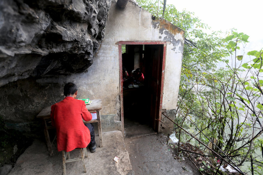左邊是絕壁，右邊是懸崖，這樣一個(gè)讓人“倒吸涼氣”的地方，卻是袁老師的“辦公室”。