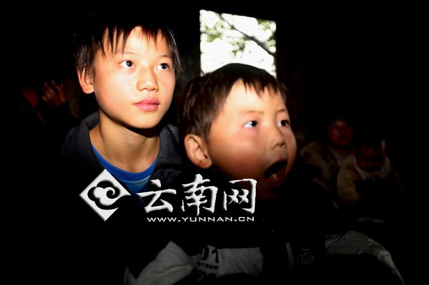 孩子認(rèn)真地跟著袁老師讀拼音。徐弘毅 攝