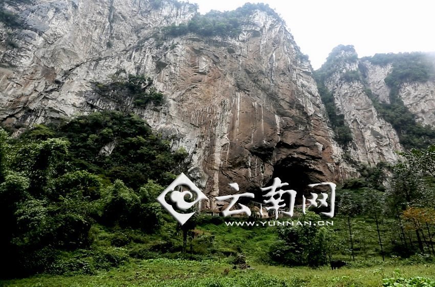 大鍋圈小學(xué)就建在這樣一個(gè)懸崖絕壁邊上。