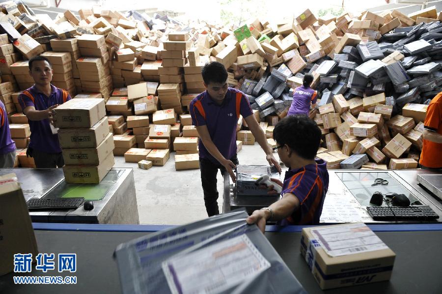 11月11日，在圓通公司廣州一處分揀站，工作人員加緊掃描快件。