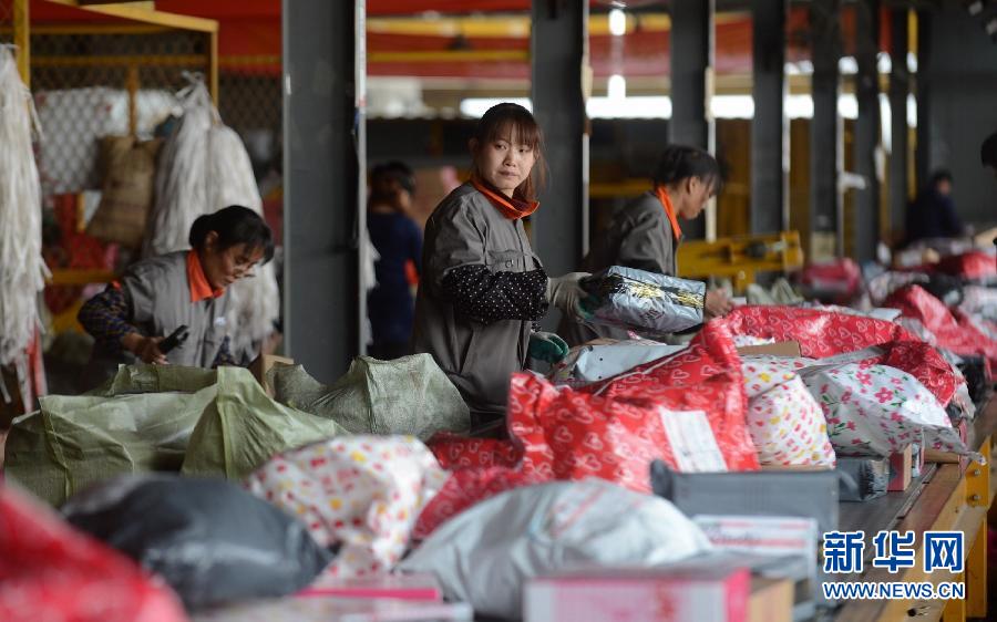 11月11日，一家快遞公司的工作人員正在分揀快件。