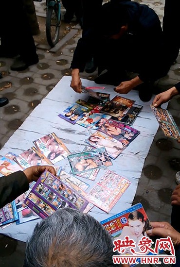 兜售黃碟的地?cái)? alt=