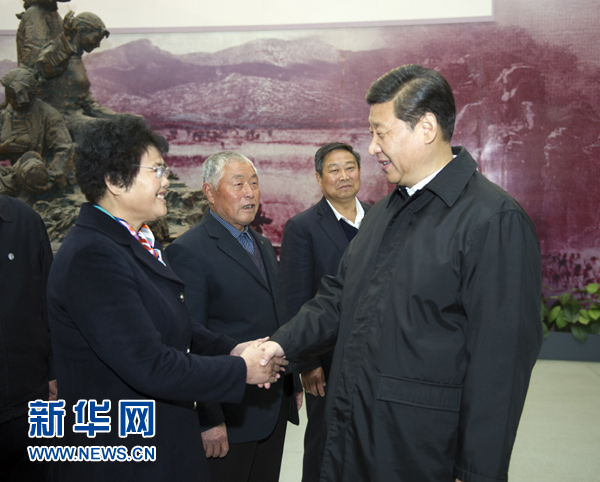 25日上午，習(xí)近平在臨沂華東革命烈士陵園參觀沂蒙精神展并會見當(dāng)?shù)叵冗M(jìn)模范和當(dāng)年支前模范后代代表。