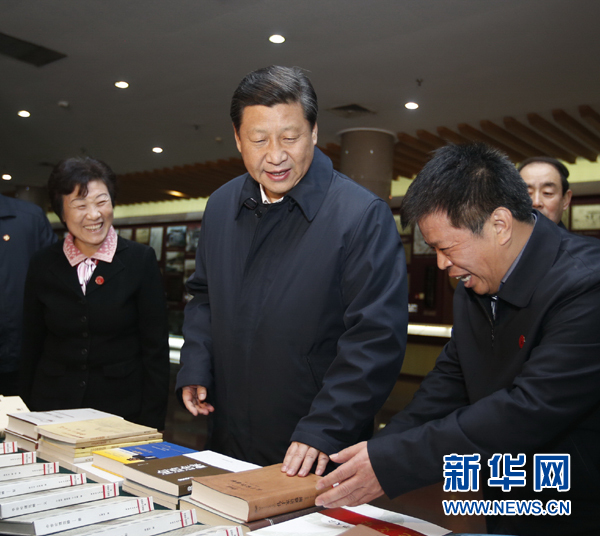 26日上午，習(xí)近平在孔子研究院參觀考察。新華社記者鞠鵬 攝