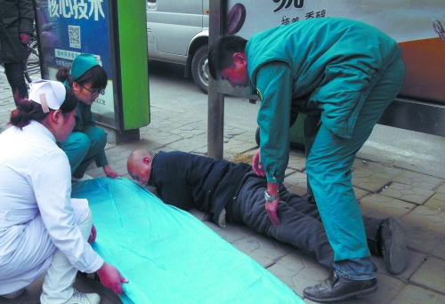 鄭州老人倒地?zé)o人敢扶 多人守候等救護(hù)車 鄭州老人倒地?zé)o人敢扶 多人守候等救護(hù)車