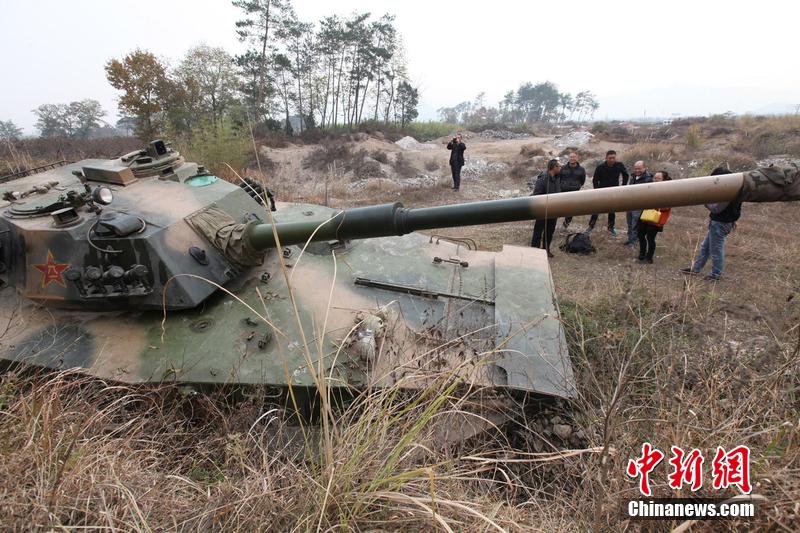 12月4日，浙江臺州，人們在坦克前圍觀。