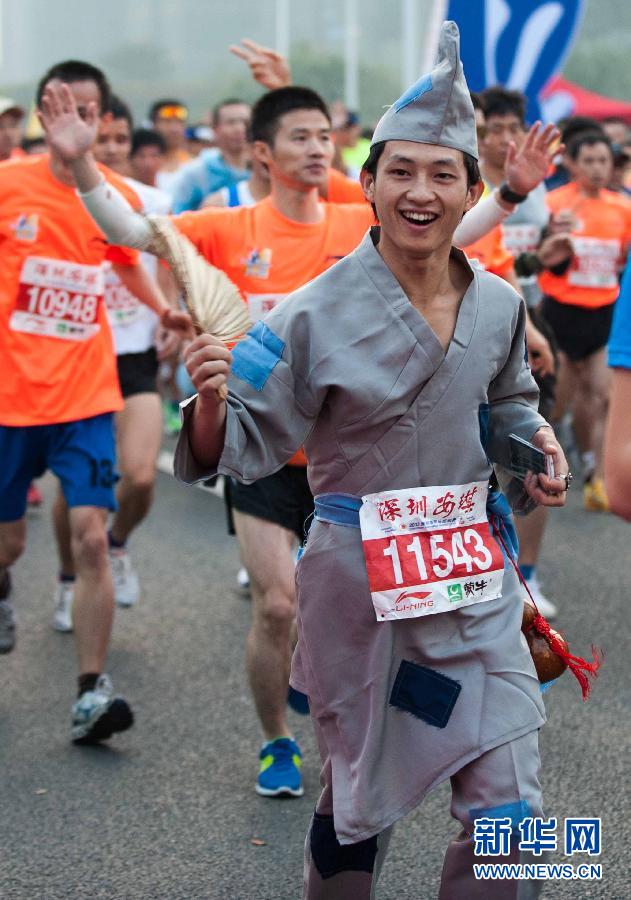 12月8日，一名選手身著“濟(jì)公”服裝參加比賽。