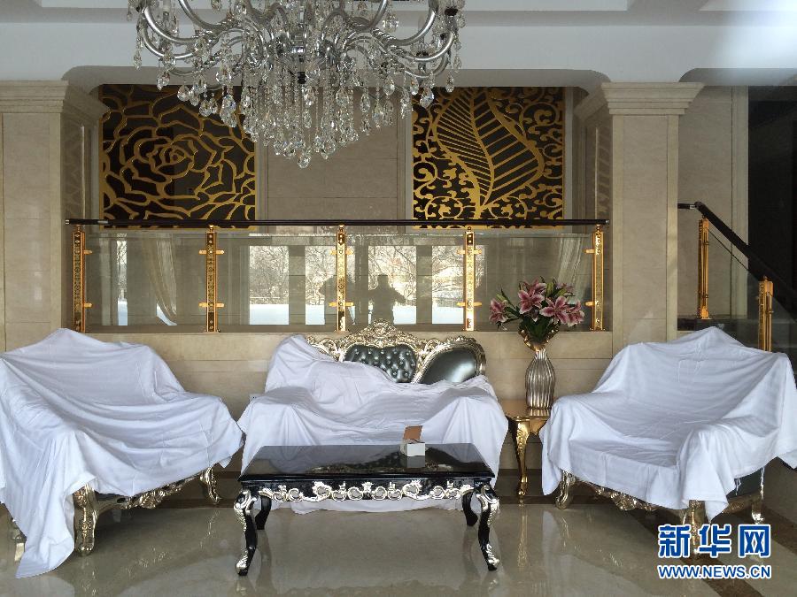 鏡泊湖畔麗日山莊里的豪華沙發(fā)（2013年12月9日攝）。新華社記者程子龍攝