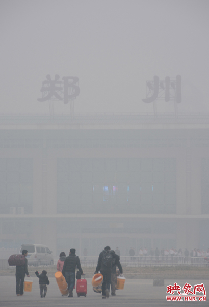 鄭州火車站將要進(jìn)站的旅客 鄭州火車站將要進(jìn)站的旅客