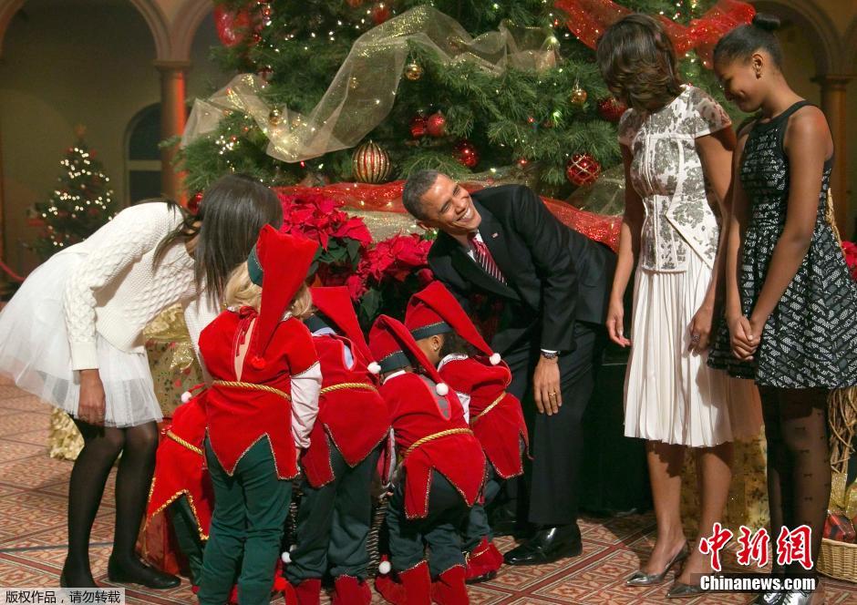 奧巴馬全家錄制圣誕節(jié)目 與“小矮人”互動其樂融融 奧巴馬全家錄制圣誕節(jié)目 與“小矮人”互動其樂融融