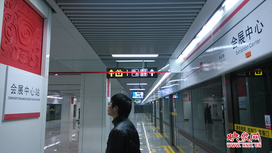 會展中心站，兩塊牌子的站點名稱英文翻譯也不相同