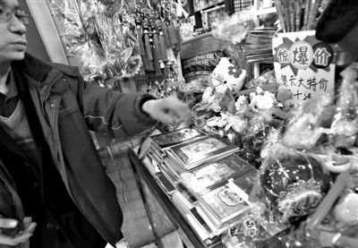 12月27日，世紀(jì)天鼎購物廣場的一位商戶表示，今年的賀卡明顯沒有前幾年好賣。新京報記者 王貴彬 攝