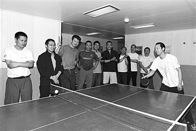 5日，“雪龍”號上的科考隊員在進行乒乓球比賽。新華社發(fā)