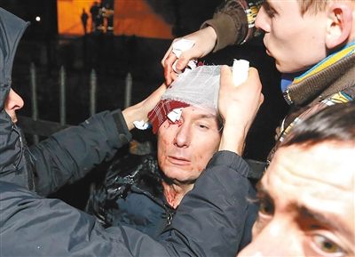 11日，基輔，遇襲受傷的反對(duì)派領(lǐng)導(dǎo)人盧岑科接受簡單救護(hù)。