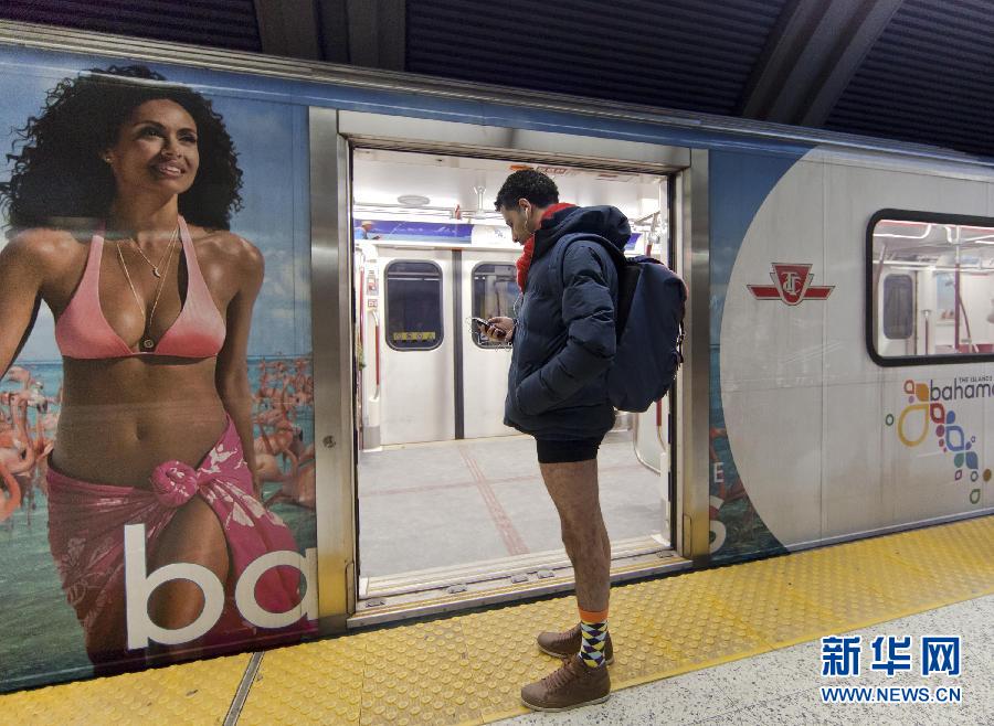 1月12日，在加拿大多倫多，一名只穿著內(nèi)褲的男子在車站等候地鐵。