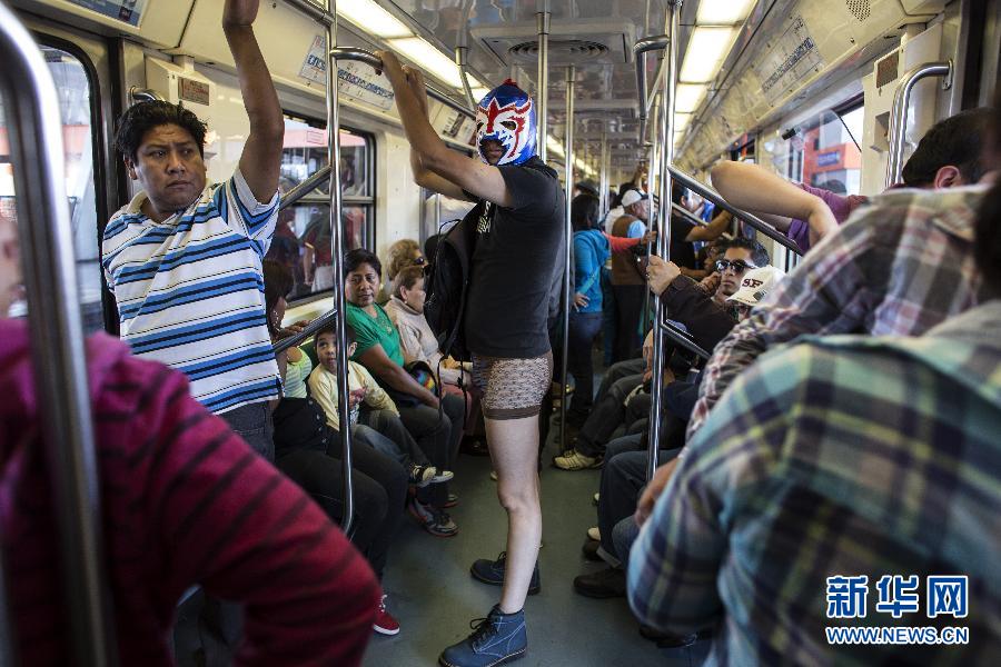 一名參加不穿褲子搭地鐵活動(dòng)的男子站在地鐵車廂內(nèi)。