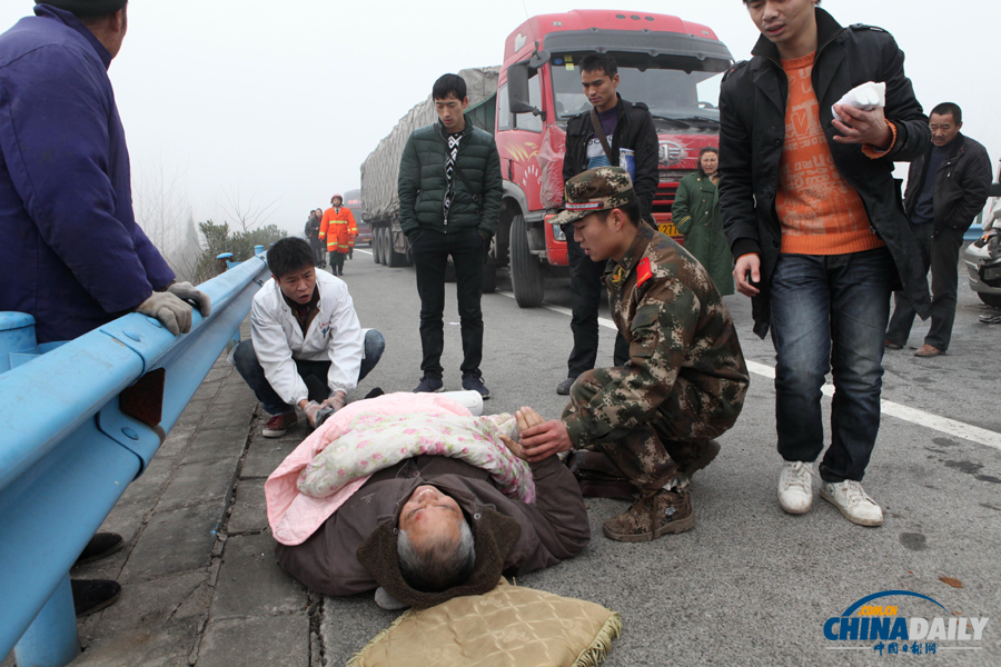 一名受傷群眾被救出?；荼?攝