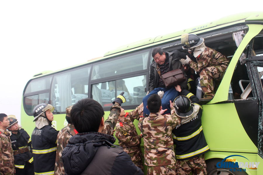 消防人員現(xiàn)場(chǎng)施救?；荼?攝