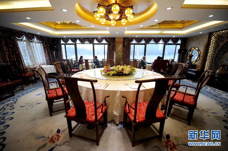 　1月15日，游客在北京紫竹院公園內(nèi)的問月樓喝茶聊天。