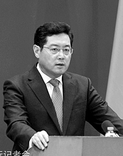 23日，秦剛在外交部例行記者會上。