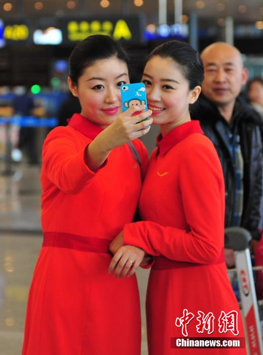 1月23日，機(jī)場(chǎng)工作人員在跳“快閃”舞蹈。