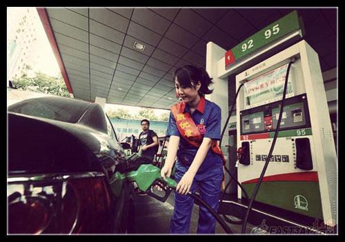 近日，有網(wǎng)友針對(duì)“超標(biāo)40倍事件”評(píng)價(jià)說(shuō)：“國(guó)內(nèi)加油站在油里加水是普遍現(xiàn)象。只是量多量少的問(wèn)題，車主