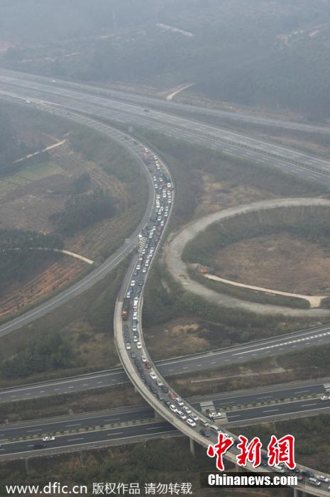 航拍春運(yùn)路況 廣河長深高速交界車隊(duì)綿延幾公里