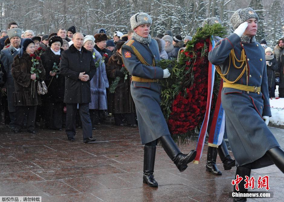 普京獻花紀(jì)念列寧格勒保衛(wèi)戰(zhàn)勝利70周年