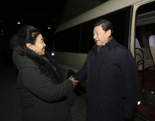 習(xí)近平27日晚看望了牛玉儒同志家屬。