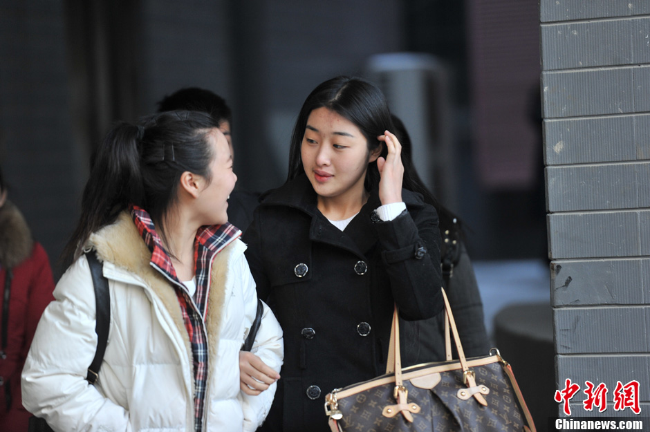 圖為表演系考生走出考場(chǎng)。