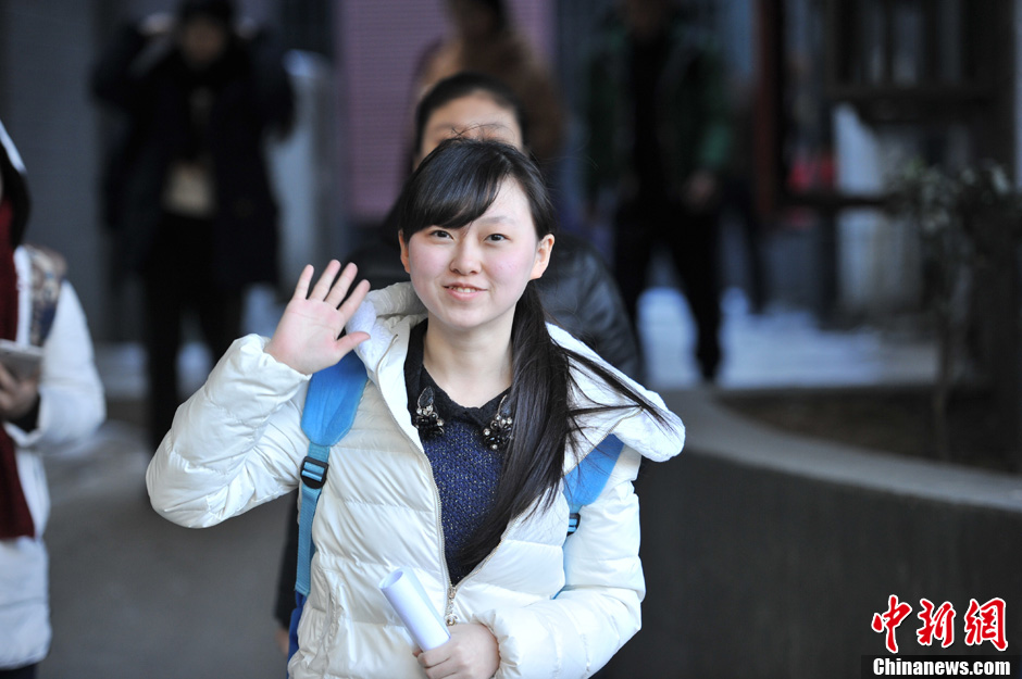 圖為表演系考生走出考場(chǎng)。