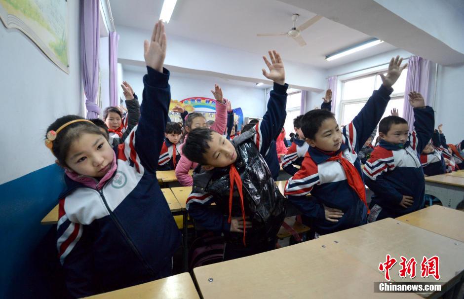 河北邯鄲開(kāi)學(xué)首日遇霧霾 學(xué)生室內(nèi)做課間操