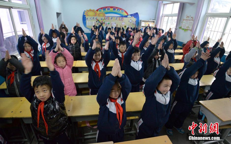 河北邯鄲開(kāi)學(xué)首日遇霧霾 學(xué)生室內(nèi)做課間操