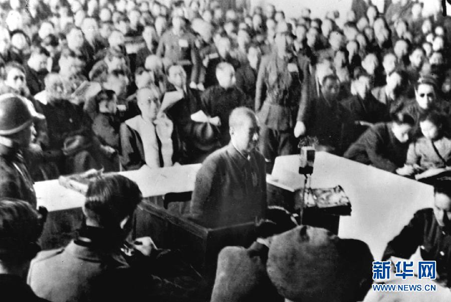 這是抗日戰(zhàn)爭(zhēng)勝利后，制造南京大屠殺的主要罪犯、日軍第6師團(tuán)師團(tuán)長(zhǎng)谷壽夫被押上審判臺(tái)并被處死刑。