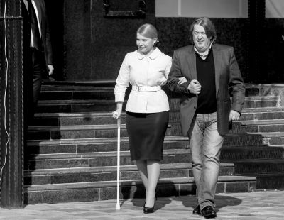 3月27日，烏克蘭基輔，前總理季莫申科在朋友的陪伴下赴新聞發(fā)布會現(xiàn)場，宣布將參加烏克蘭總統(tǒng)選舉。