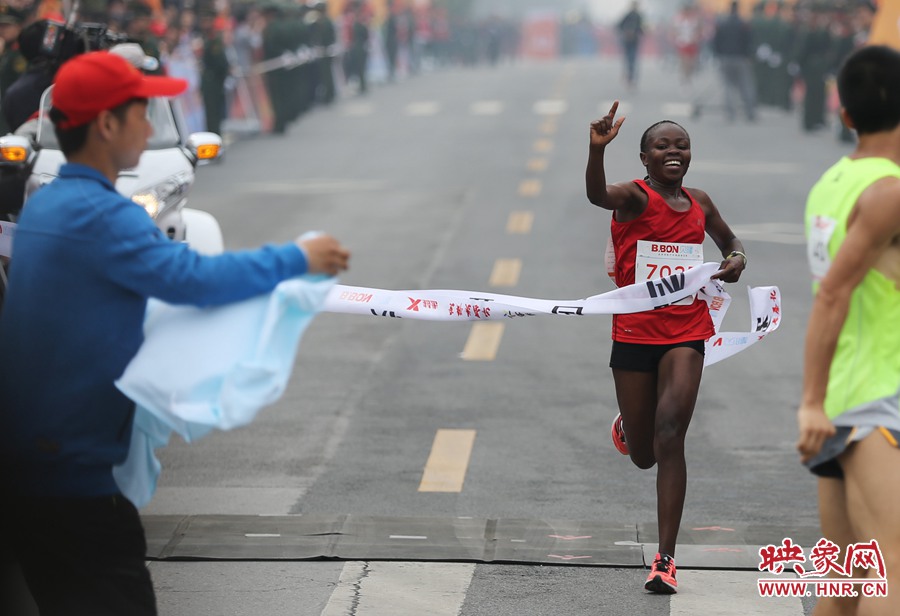 女子全程第一個(gè)沖過終點(diǎn)線的選手。