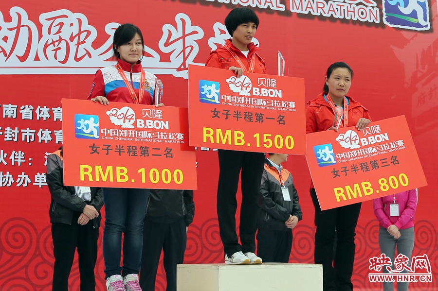 女子半程前三名選手。