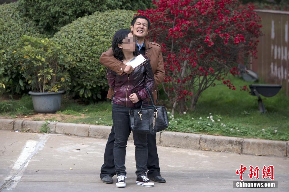 4月8日，劫持者與警方對(duì)峙。