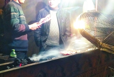 露天燒烤整夜煙熏火燎，路邊居民苦不堪言。