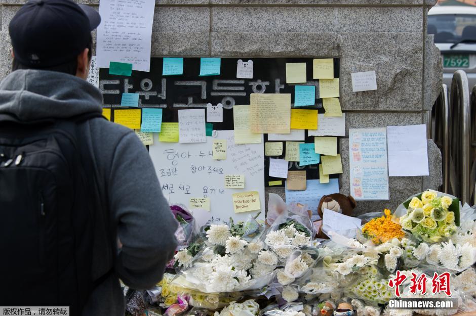 當地時間2014年4月21日，韓國安山，民眾持續(xù)為沉沒客輪失蹤乘客祈禱。