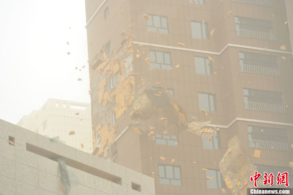 4月23日，受強(qiáng)冷空氣影響，新疆哈密出現(xiàn)出現(xiàn)強(qiáng)沙塵和降溫天氣，部分路段能見度不足50米