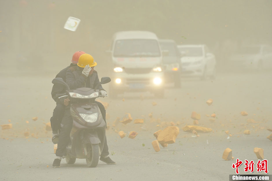 4月23日，受強(qiáng)冷空氣影響，新疆哈密出現(xiàn)出現(xiàn)強(qiáng)沙塵和降溫天氣